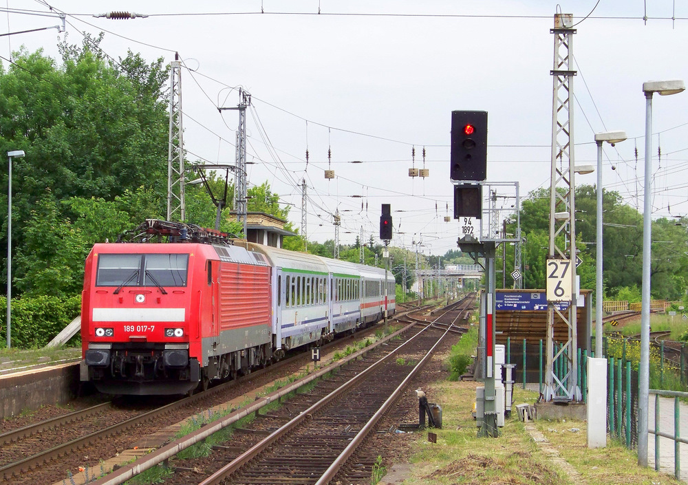 189 017-7 kommt hier mit dem EC341  Wawel  (Berlin Hbf -> Krakow Glowny) durch den Bahnhof von K�nigs Wusterhausen geschossen. (+15) 22.05.2009
