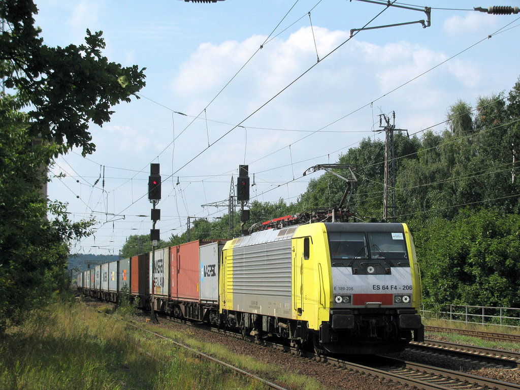 189 206 (Dispolok im Einsatz f�r ERS Railways) mit Containern am 17.08.2009 durch Saarmund. (Heute ist sie durch den schnellen Leasingmarkt bei Locon angelangt ;-))