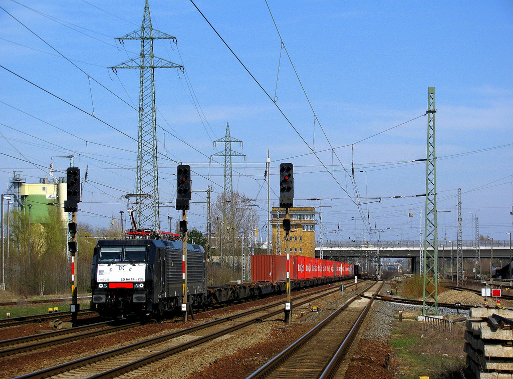 189 289 (ITL) mit einem Containerzug Richtung Genshagener Heide am 08.04.2010.