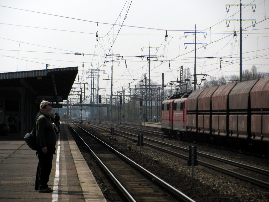 2 Fotokollegen schauen ihnen noch nach. 2 151er durchfahren mit einem langen Erzzug von Ziltendorf nach Hamburg den Bahnhof Berlin Sch�nefeld Flughafen am 08.04.2010. Warum es keinen Frontschuss gibt, ist einfach, eine HVLE Lok zog mit einem M�llzug zwischen uns und den 151ern.