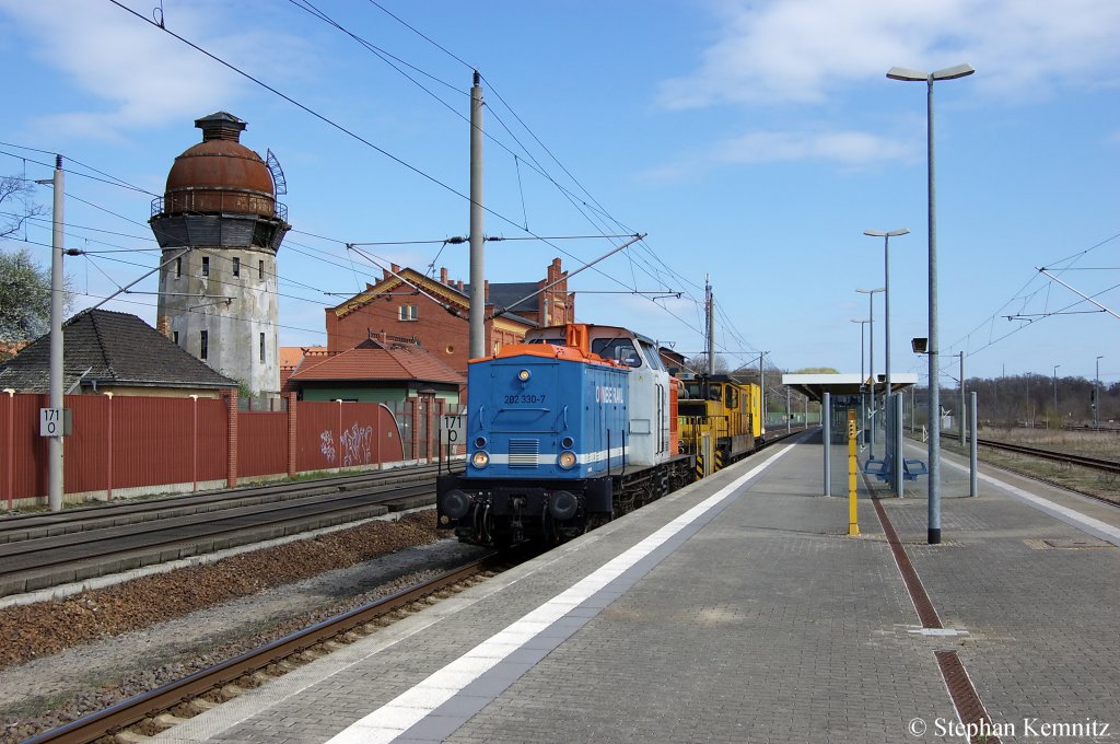 202 330-7 NBE RAIL GmbH, zur Zeit an die HGB - Hessische G�terbahn GmbH vermietet als Ersatz f�r V100.01, mit Bauzug in Rathenow in Richtung Stendal unterwegs. 08.04.2011