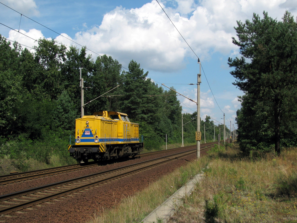 203 309-0 durchf�hrt hier Zeesen&acute;s S�den in Richtung Cottbus.