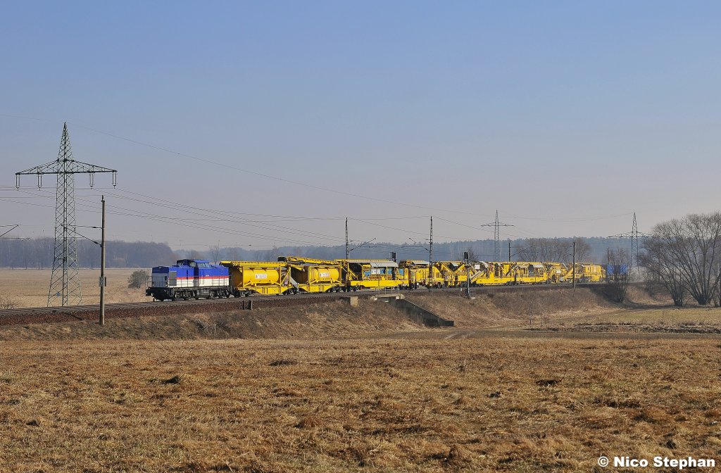 203 559-0 von Alstom war mit einem sehr langen und sauberen Bauzug daher gebrummt,am �rtchen Nudow gesichtet (03.03.11)