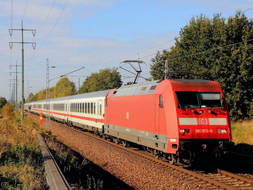 21. Oktober 2011 Diedersdorf, 101 073-5 mit einem IC  in der N�he des Schloss Diedersdorf.

