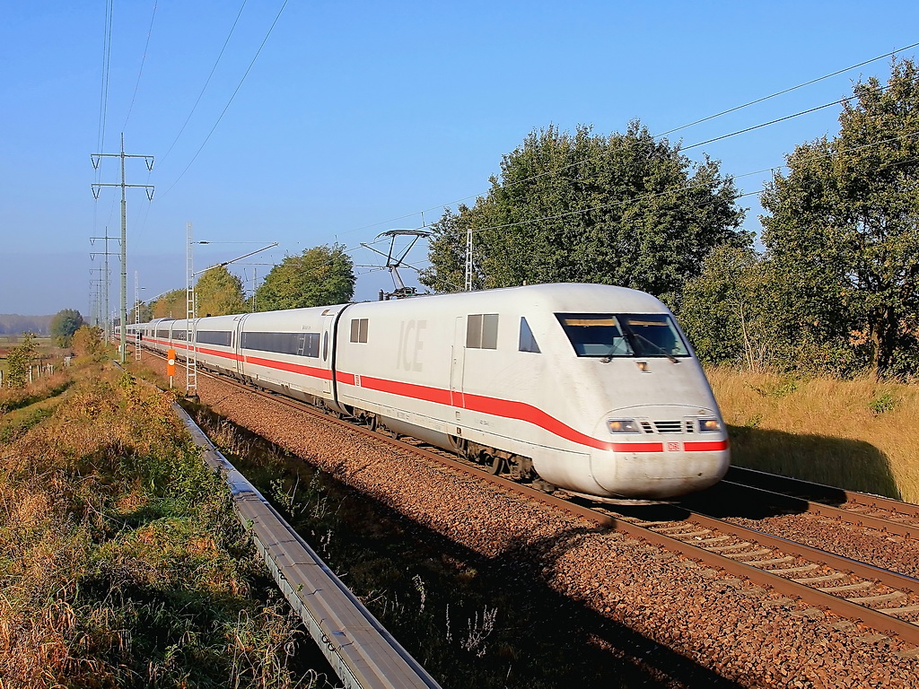 21. Oktober 2011 Diedersdorf, ICE 401 004  M�hldorf am Inn  durchf�hrt den Ort Diedersdorf in Richtung Berlin