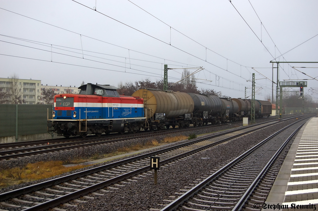 212 279-4 EGP - Eisenbahngesellschaft Potsdam GmbH kommt einem kurzem G�terzug in Wittenberge an. 22.12.2011