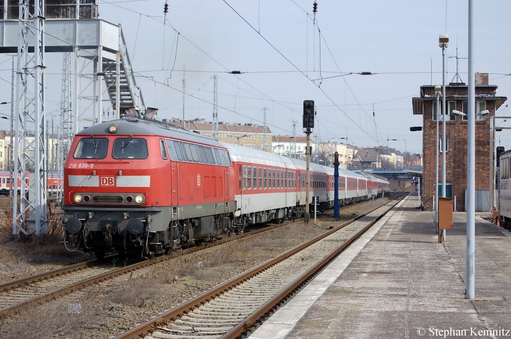 218 836-5 bringt die leeren Nachtzug Garnituren des CNL 451 (Paris Est-Berlin S�dkreuz) und des CNL 1246 (M�nchen Ost-Berlin-Lichtenberg) von Berlin Lichtenberg zur Warschauer Stra�e in das Talgo Werk. 12.03.2011