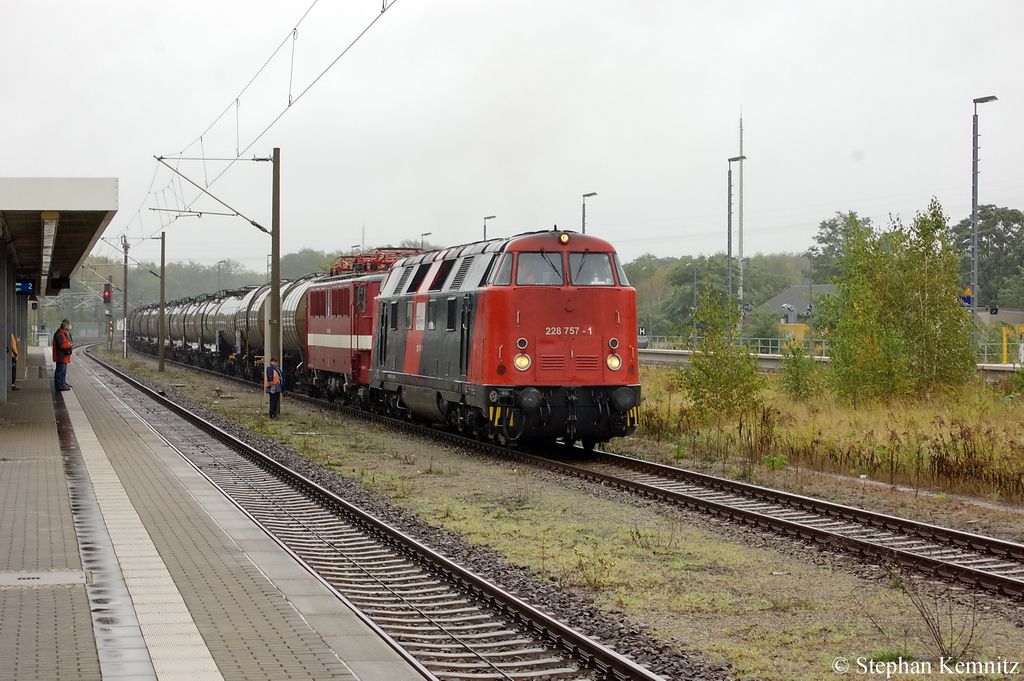 228 757-1 hat sich vor die 142 110-6 gesetzt und f�hrt mit der 142 110-6 und dem Kesselzug aus Rathenow raus und f�hrt dann nach Stendal weiter. 11.10.2011