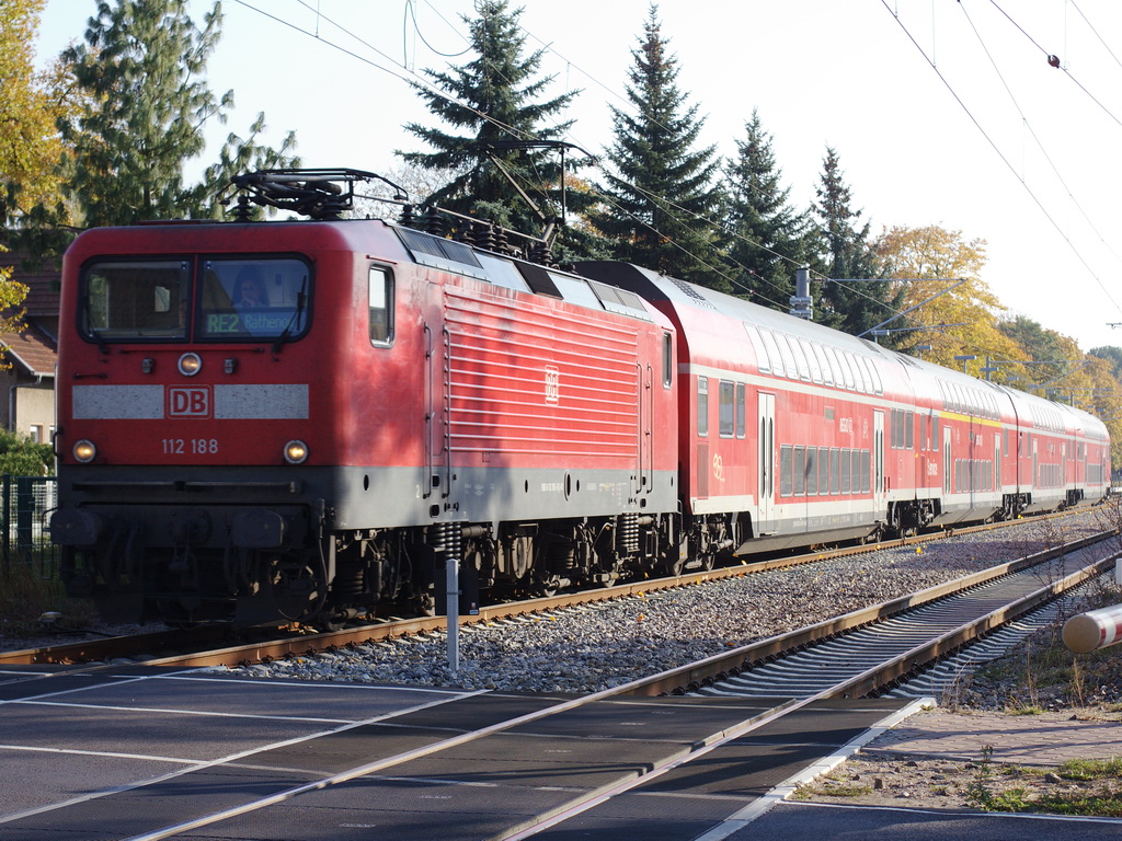 23. Oktober 2011, Lok 112 188 mit RE 2 (RE 37382) nach Rathenow durchf�hrt am Nachmittag den Bahnhof Bestensee