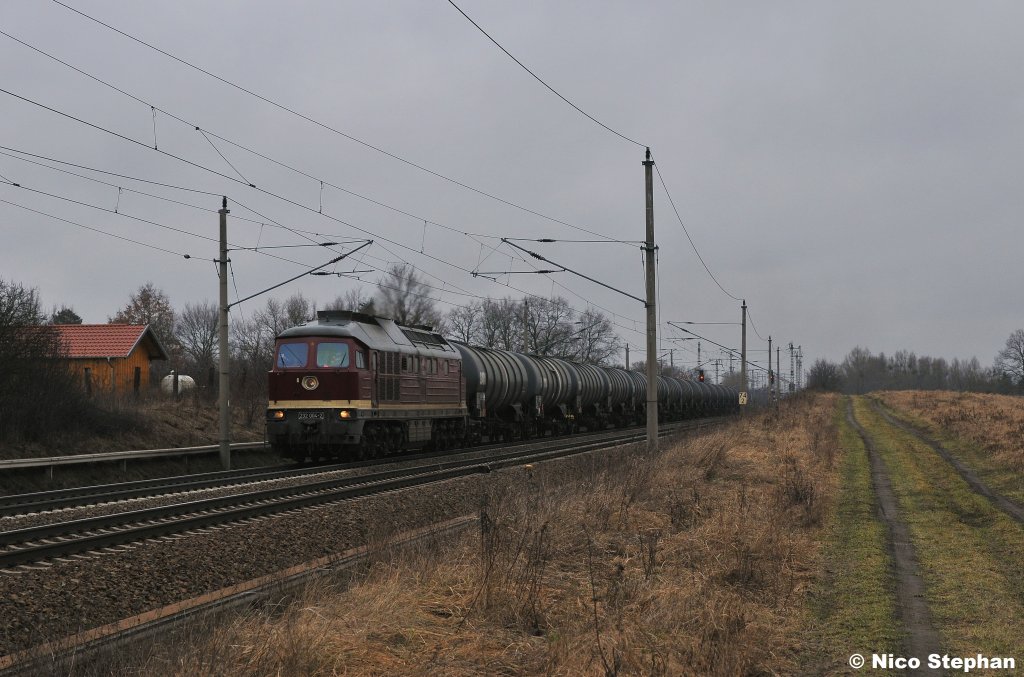 232 004-2 der LEG war mit einem Kesselzug unweit von Priort am B� 72 im sch�nsten Siffwetter unterwegs (18.03.11)