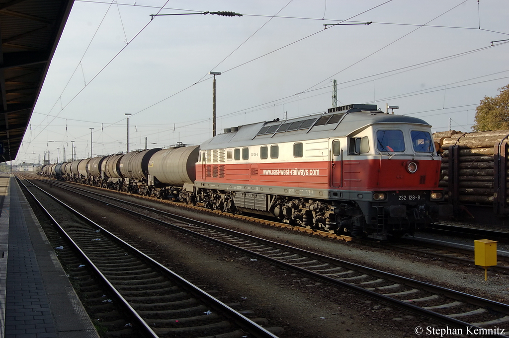 232 128-9 DB Schenker Rail Polska bringt einen Kesselzug aus Cottbus nach Polen r�ber. 18.10.2011