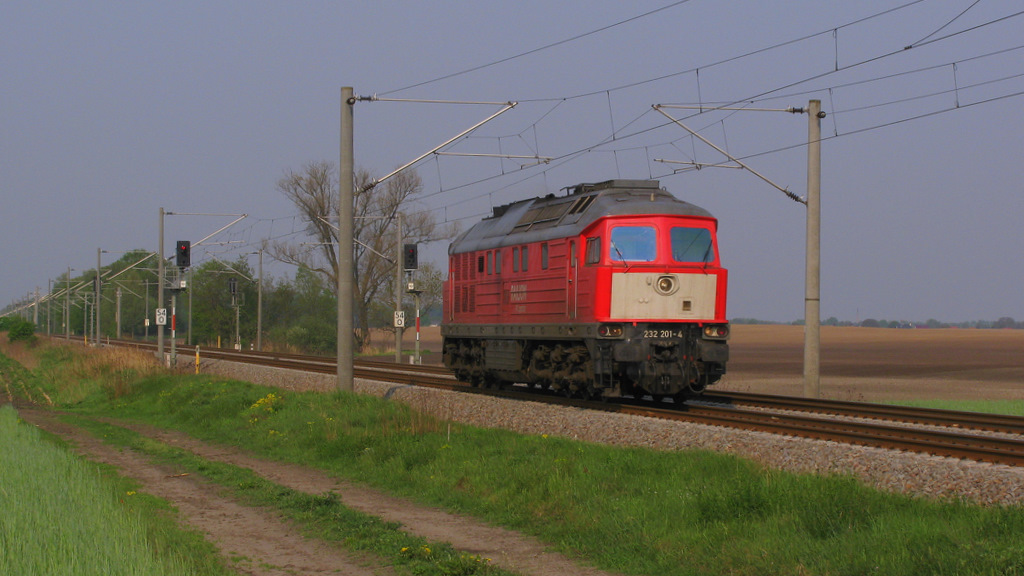 232 201-4 kam auch allein nach der Ablieferung ihres G�terzuges wieder zur�ck Richtung Werder. 29.04.2011