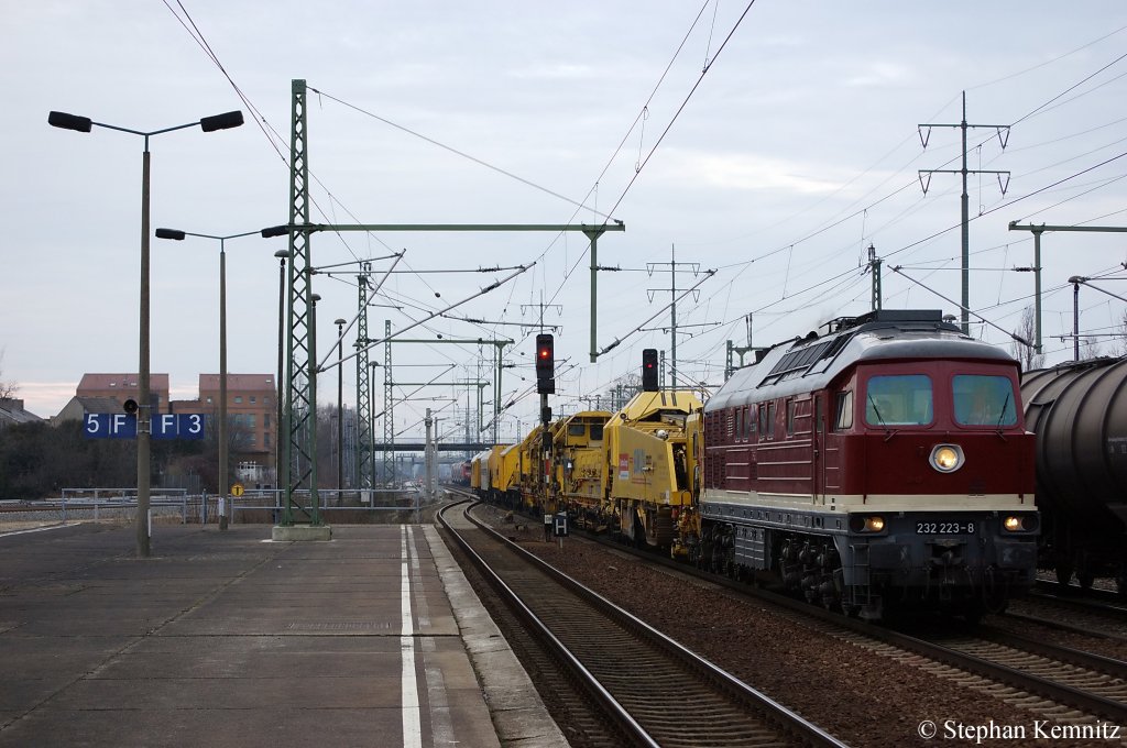 232 223-8 von der DGT mit einem Bauzug in Berlin Sch�nefeld Flughafen in Richtung Gr�nauer Kreuz unterwegs. 10.02.2011