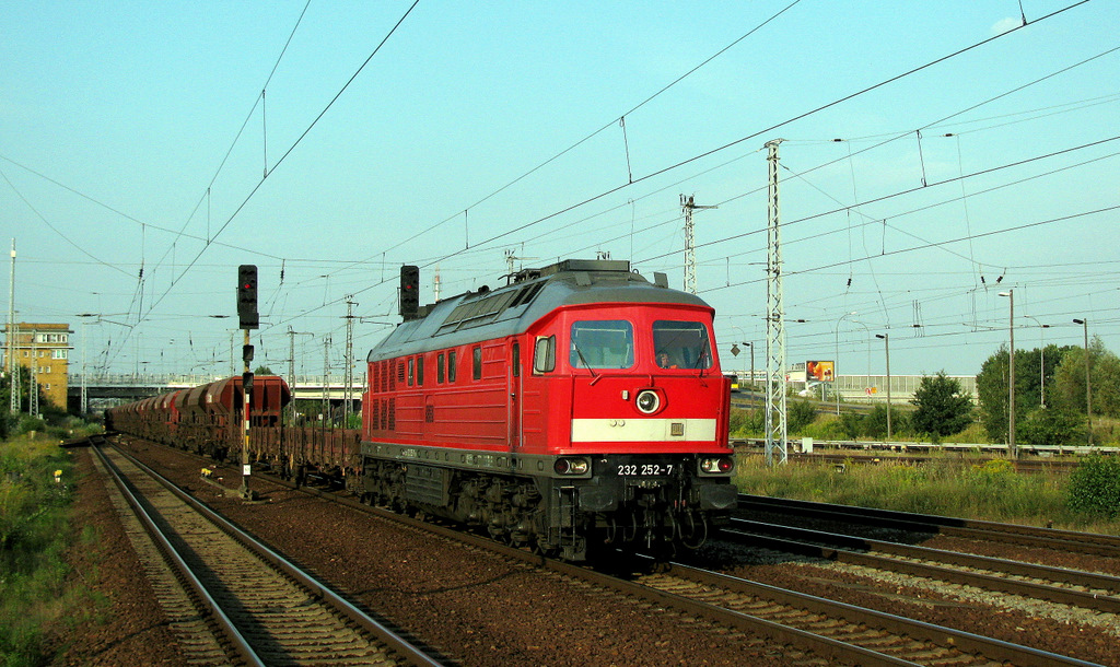 232 252-7 mit Sch�ttgutwagen am 17.08.2009 durch Berlin Sch�nefeld Flughafen.