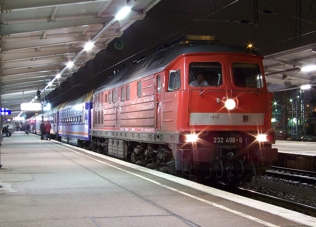 232 498-6 mit dem D 449/40448 nach Warschau/Kaliningrad steht hier in Berlin lichtenberg zur Abfahrt bereit. 05.12.009
