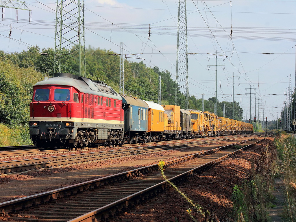 232 550-4 im klassischen DR Farbschema mit Bauzug bei Diedersdorf auf dem s�dlichen Berliner Au�enring am 16. September 2012. 