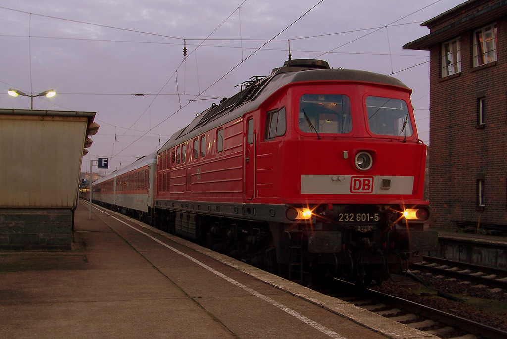 232 601-5 steht mit dem CNL 1259 aus Z�rich Hbf in Berlin Lichtenberg zur Abfahrt ins Werk. Die Kurswagen aus Erfurt wurden hier abgehangen und vermutlich hier in Lichtenberg sauber gemacht. 5.12.2009 

