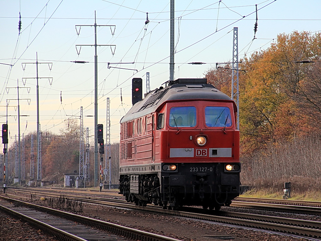 233 127-0 durchf�hrt am 25. November 2011 den Ort Diedersdorf in Brandenburg auf den s�dlichen Berliner Au�enring als Leerzug.