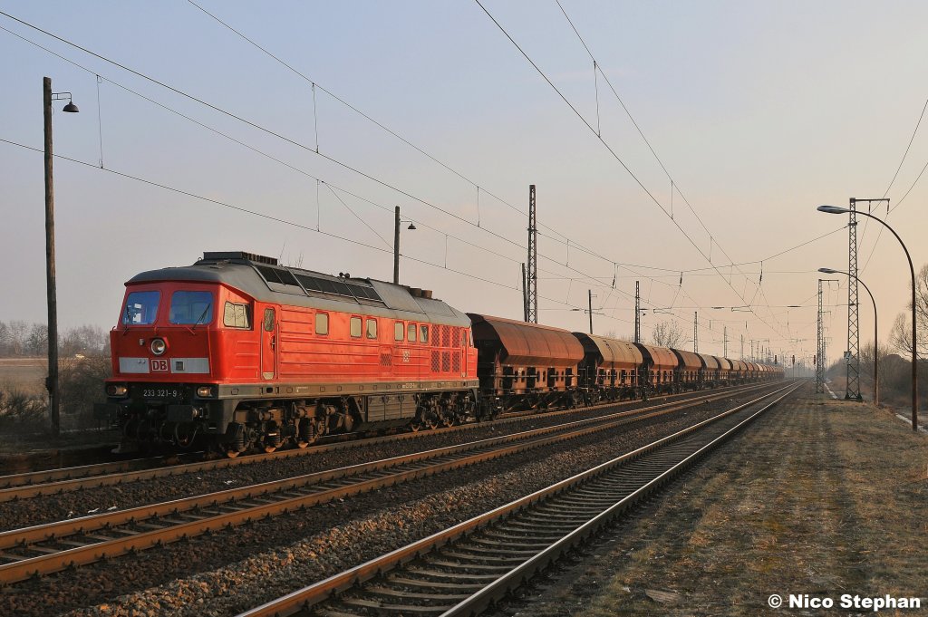 233 321-9 war mit einem Getreidezug unterwegs und passiert hier den ehemaligen Haltepunkt Elstal unweit von Priort (28.02.11)