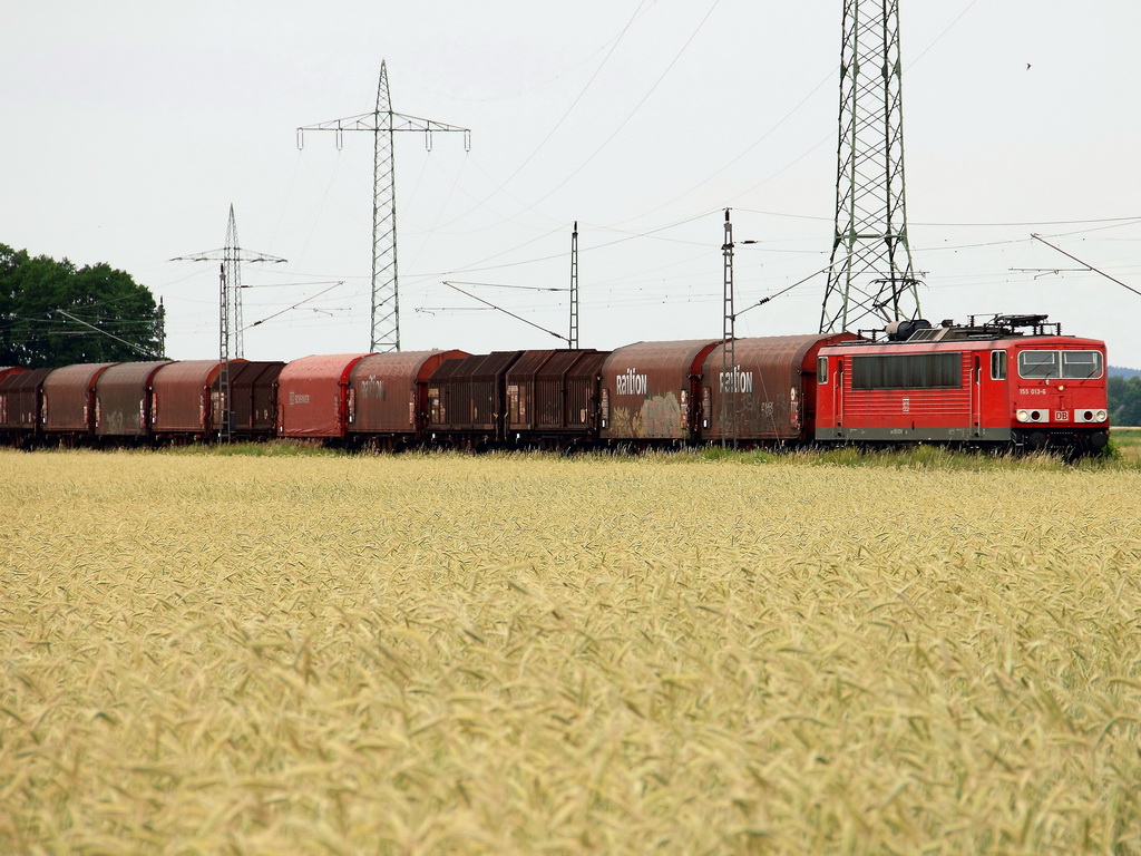 24. Juni 2012, 155 013-6 mit einem G�terzug passiert den Ortsteil Ahrensdorf in Ludwigsfelde. 