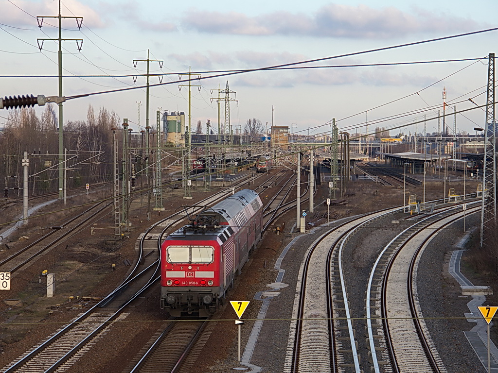 25. Januar 2012, 143 058-6 als Schublok des RB 22 (RB 28820) von Potsdam Griebnitzsee bei der Einfahrt in den Bahnhof Berlin Sch�nefeld Flughafen am. 