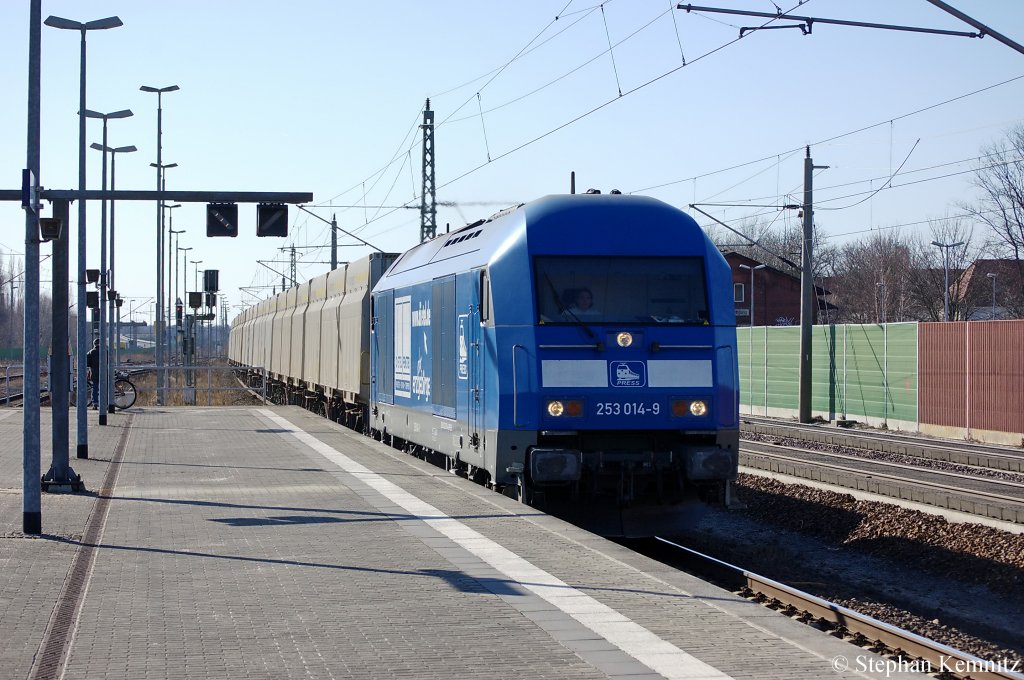 253 014-9 PRESS (223 051-4) mit einem Hackschnitzel Zug in Rathenow in Richtung Wustermark unterwegs. Einen netten Gr�� zur�ck! 07.03.2011