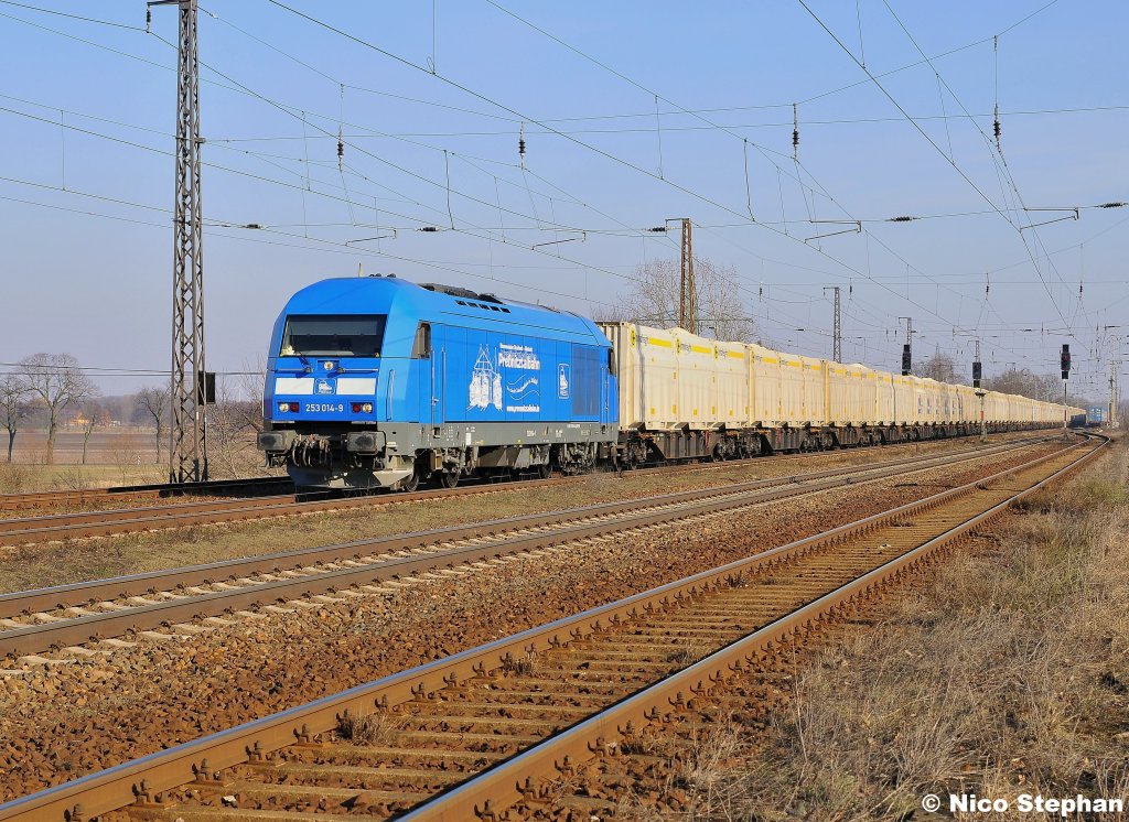 253 014-9 der Press war mit einem  Woodtainerzug  auf der Fahrt gen Norden,hier durchf�hrt sie Saarmund (01.03.11)