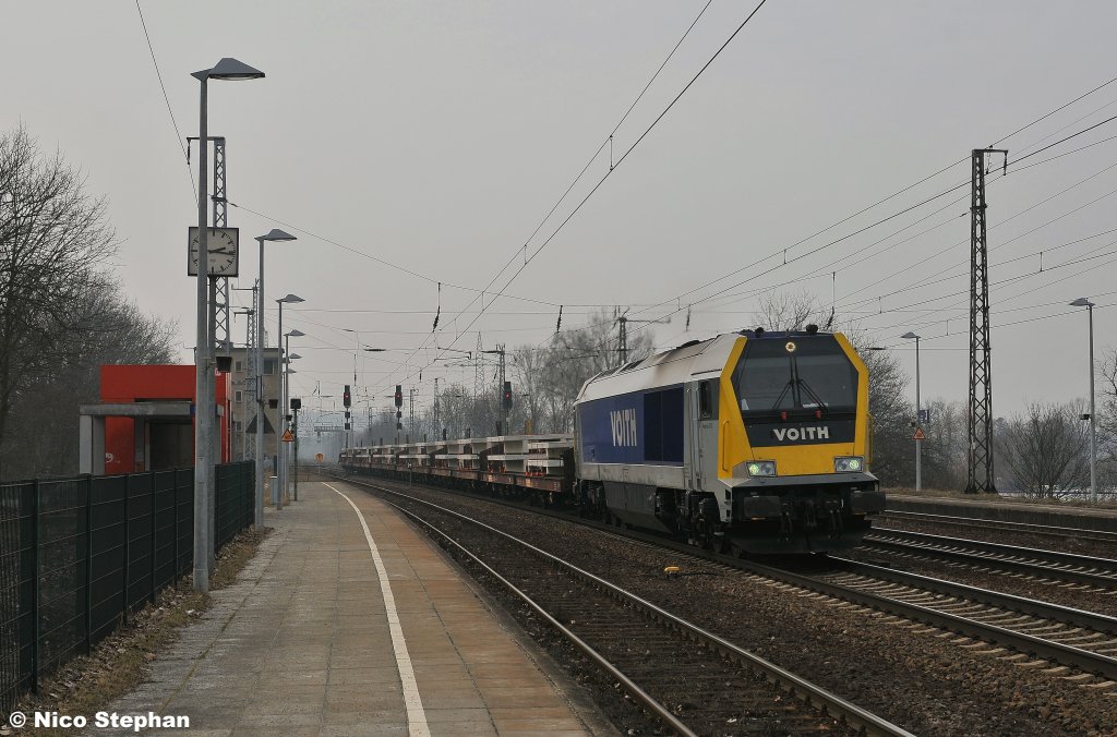 263 002-8 von SGL war mit einem kurzen Zug,beladen mit Bahnsteigkanten unterwegs,Saarmund (15.03.11)