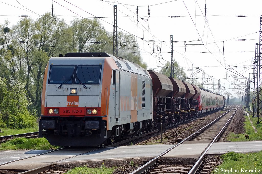 285 102-0 hvle mit einer �berf�hrungsfahrt von zwei 4-teiligen 442er in Priort in Richtung Hennigsdorf unterwegs. 19.04.2011