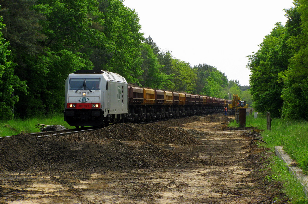 285 103-8 der ITL mit einem Abraumzug auf der Baustelle der Berlin-G�rlitzer-Bahn.