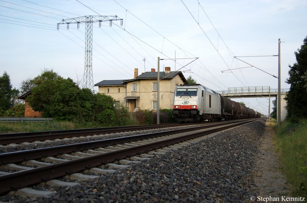 285 104-6 ITL mit einem Kesselzug, die mit Umweltgef�hrdender Stoffen, fl�ssig bef�llt sind, in Richtung Friesack unterwegs. 15.06.2011