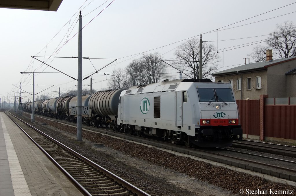 285 109-5 von der ITL mit Kesselzug in Rathenow in Richtung Wustermark unterwegs. Netten Gru� zur�ck! 30.03.2011