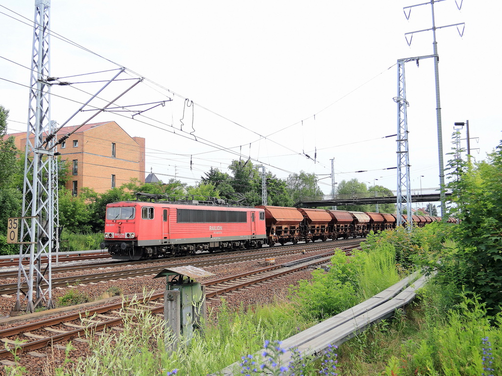 29. Juni 2012 an der Fu�g�ngerbr�cke in Sch�nefeld ist 155 121-7 auf dem Wege zum Bahnhof Berlin Sch�nefeld Flughafen