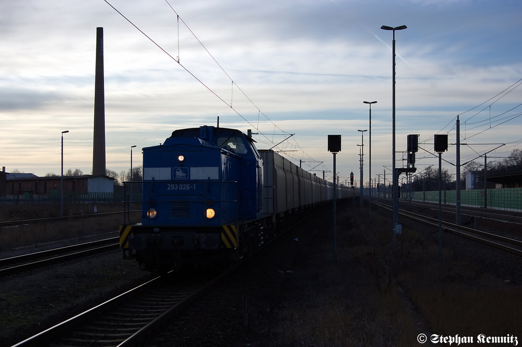 293 026-1 PRESS (202 746-4) mit leeren Hackschnitzelzug in Rathenow Richtung Wustermark unterwegs. Netten Gru� zur�ck! 31.12.2011
