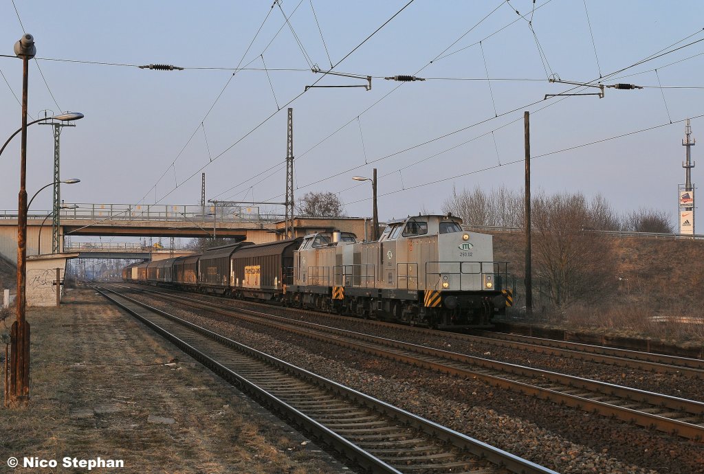 293.02 & 293.01 von ITL kommen mit einem Gro�raumwagenzug von Wustermark,hier durchfahren sie den ehemligen Haltepunkt von Elstal (28.02.11)