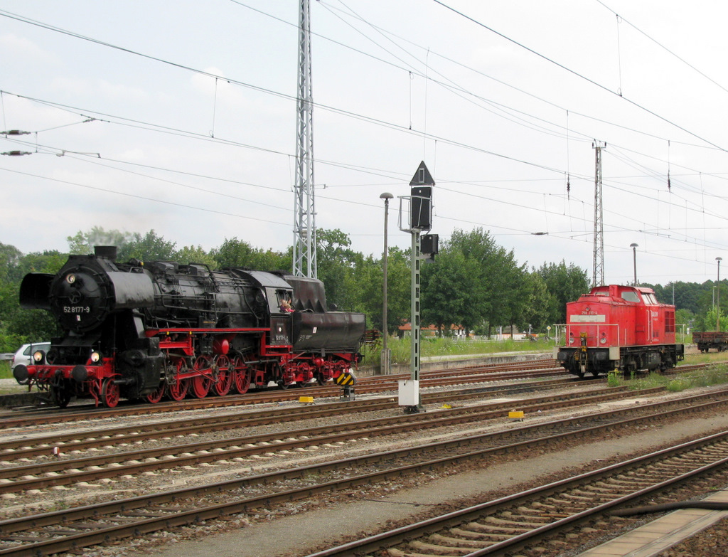 298 310-4 und 52 8177-9 nebeneinander im Bahnhof K�nigs Wusterhausens am Tage des Bahnhoffestes am 18.07.2009.