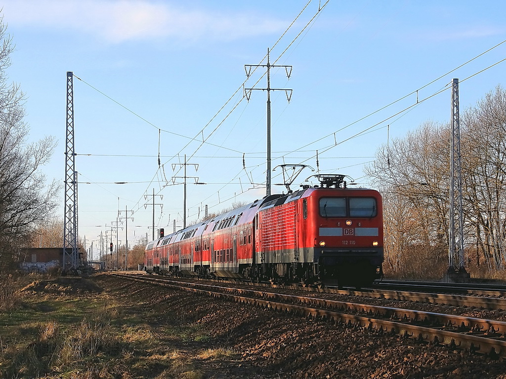 30. Dezember 2012 - 112 110 mit dem RE 3 (RE 18349) nach W�nsdorf-Waldstadt auf dem Berliner Au�enring bei Diedersdorf.