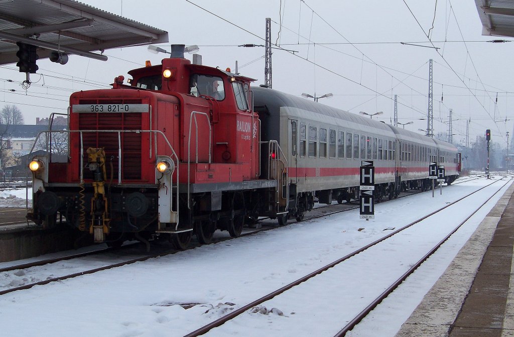363 821-0 rangiert hier mit dem IC 61259 aus Erfurt Hbf. Diese Waggons wurden hier in Berlin Lichtenberg vom CNL 1259 aus Z�rich HB getrennt und weggeschafft. 24.01.2010 
