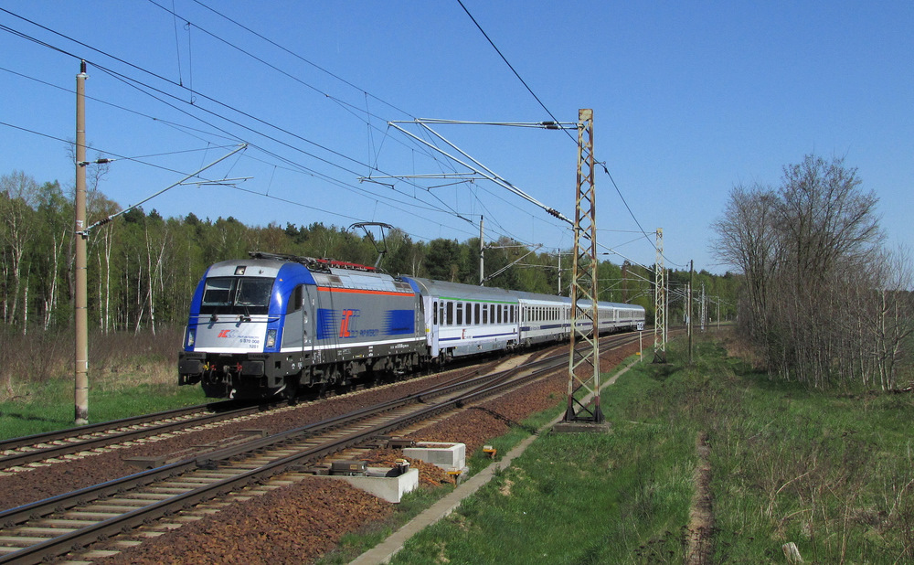 370 008 durchf�hrt Pillgram mit dem EC44  Berlin-Warschau-Express  nach Berlin Hbf. 20.04.2011 