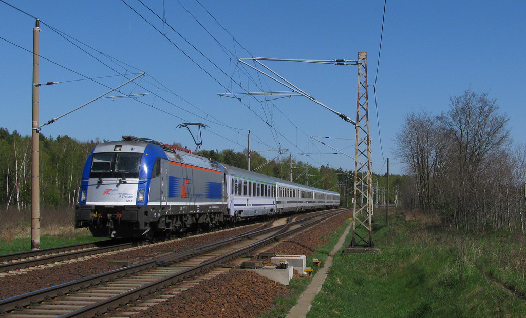 370 008 zog dann ihren BWE Richtung Berlin an den drei Fotografen vorbei in den Bahnhof Pillgram hinein.