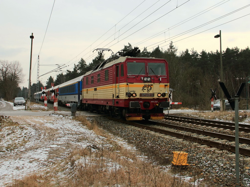 371 001-9 mit dem EC 378 nach Stralsund Hauptbahnhof �ber Berlin am 07. Februar 2012 passiert den Bahn�bergang in Klein Ziescht.