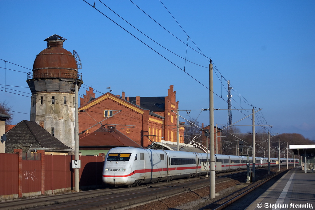 402 025-1  Oldenburg (Oldb)  als ICE 848 von Berlin Ostbahnhof nach D�sseldorf Hbf & 402 014-5  Hamm (Westf.)  als ICE 858 von Berlin Ostbahnhof nach K�ln Hbf in Rathenow. 26.01.2012