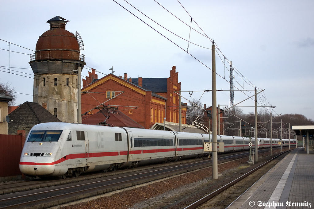 402 026-9  Lutherstadt Wittenberg  als ICE 848 von Berlin Ostbahnhof nach K�ln Hbf & 402 017-8  Bergen auf R�gen  als ICE 858 von Berlin Ostbahnhof nach K�ln Hbf in Rathenow. Bei Sch�nhausen(Elbe) riss 402 026 die Oberleitung runter und musste in Stendal au�erplanm��ig halten. 402 026 wurde dann sp�ter von zwei 218er wieder nach Berlin gebracht und 402 017 setzte die Fahrt dann ab Stendal alleine weiter fort. 31.12.2011