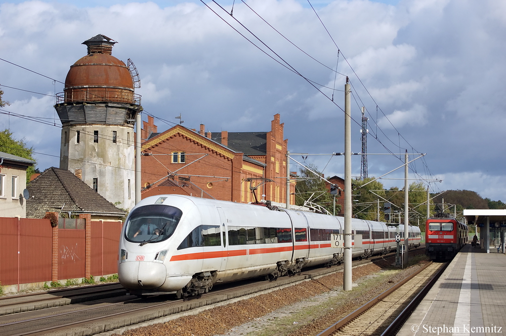 411 005-2  Dresden  als ICE 1512 von M�nchen Hbf nach Hamburg-Altona. Wegen Beeintr�chtigung durch Vandalismus zwischen Berlin-Spandau und Wittenberge wurde dieser InterCityExpress �ber Rathenow umgeleitet. Am Bahnsteig steht immer noch die 112 120-1 mit dem RE2 (RE 37381) nach Cottbus, aber durch Polizeilichen Ermittelungen im Bereich Berlin-Staaken fiel der (RE 37381) aus und die 112 120-1 fuhr dann als (RE 37411) nach Cottbus. 12.10.2011