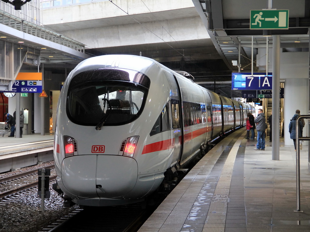 411 013-6 (Hansestadt Stralsund) als ICE 1612 von M�nchen Hauptbahnhof am 24. Dezember 2011 nun auf Gleis 7 mit + 25 eingefahren. 