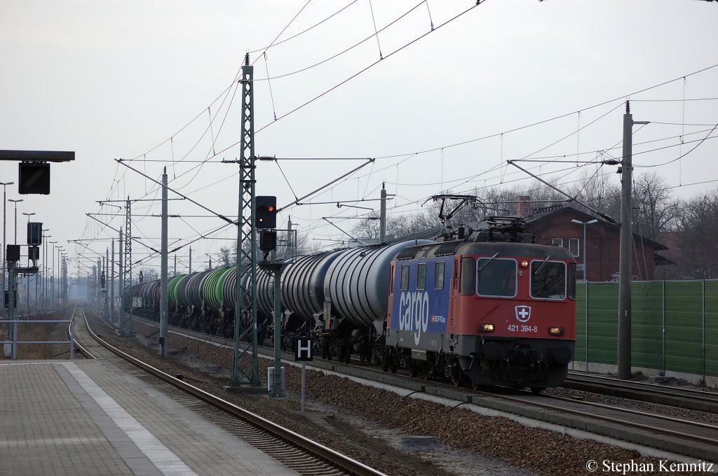 421 394-8 von der SBB Cargo mit einem Kesselzug, die mit Benzin oder Ottokraftstoffe bef�llt sind, in Rathenow in Richtung Wustermark unterwegs. 09.03.2011