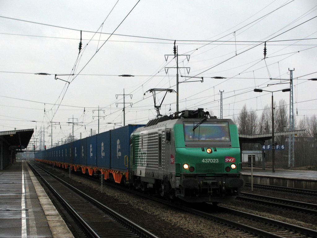437 023, DAS HIGHLIGHT des Tages (meine erste Begegnung mit  der blauen Wand). Ein  SNCF Fretchen  im Dienste der ITL mit einem erstaunlich leisen und v�llig gleichaussehenden Containerzug in Richtung Frankfurt/Oder am 20.03. in Berlin Sch�nefeld Flughafen.