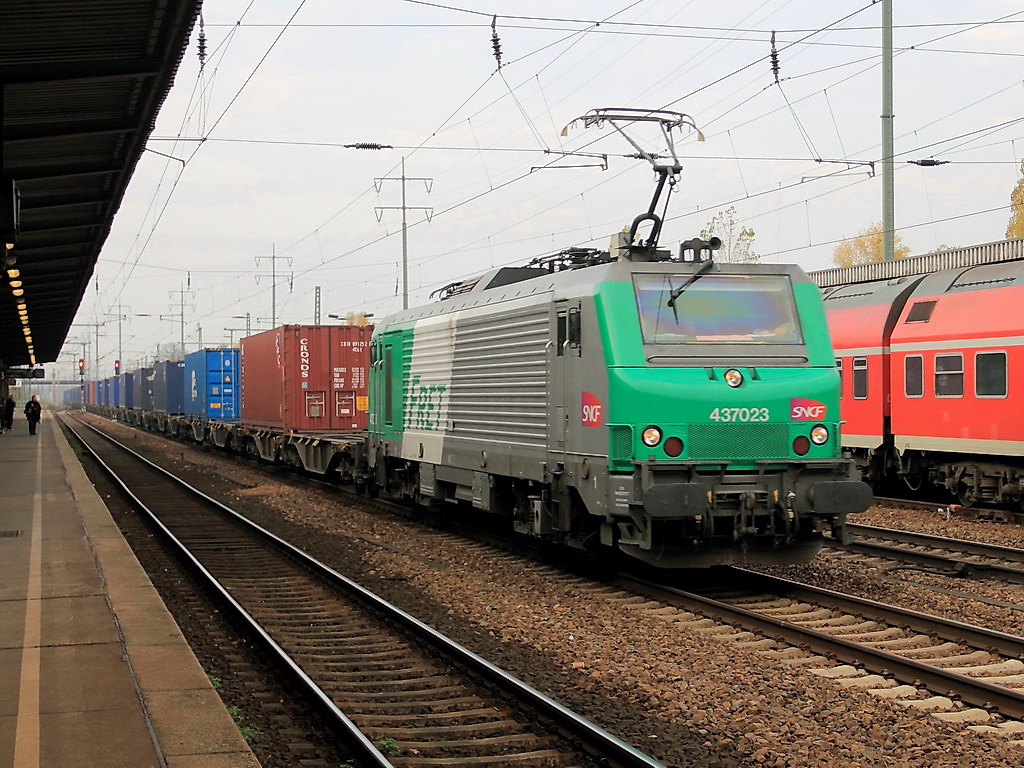 437 023 ein  SNCF Fretchen  im Dienste der ITL mit einem Containerzug in Richtung Frankfurt/Oder am 24. Oktober 2012 bei der Durchfahrt durch den Bahnhof in Berlin Sch�nefeld Flughafen.