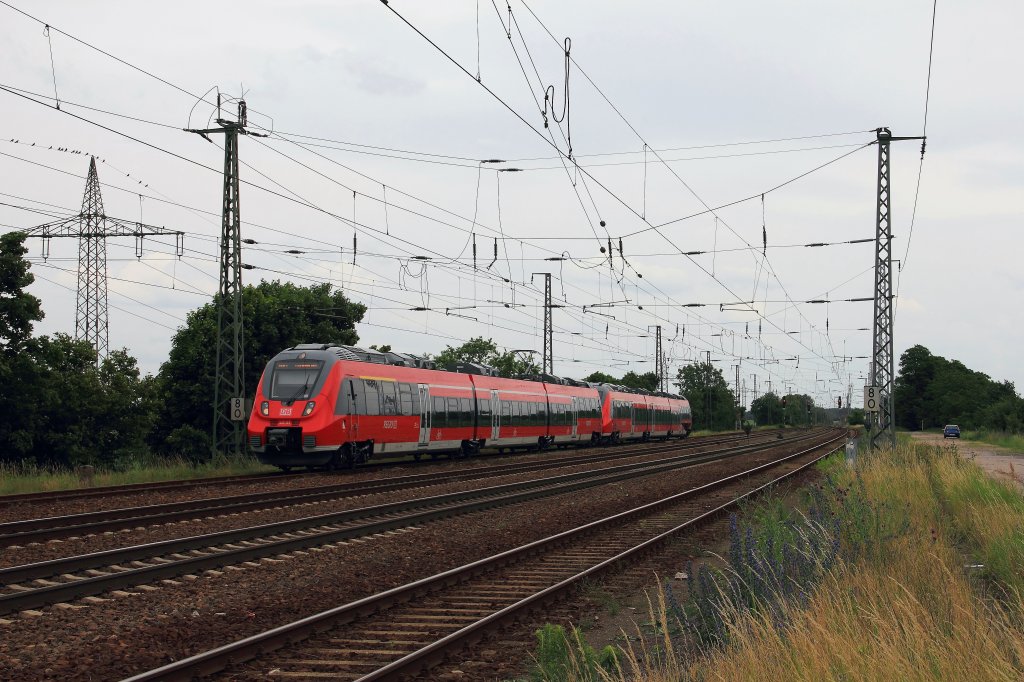 442 122 mit 442 631 als RB 22(RB 28819) von  Berlin Sch�nefeld Flughafen am 24 Juli  2012 nach Potsdam Hauptbahnhof  bei der Einfahrt in den Bahnhof Saarmund.