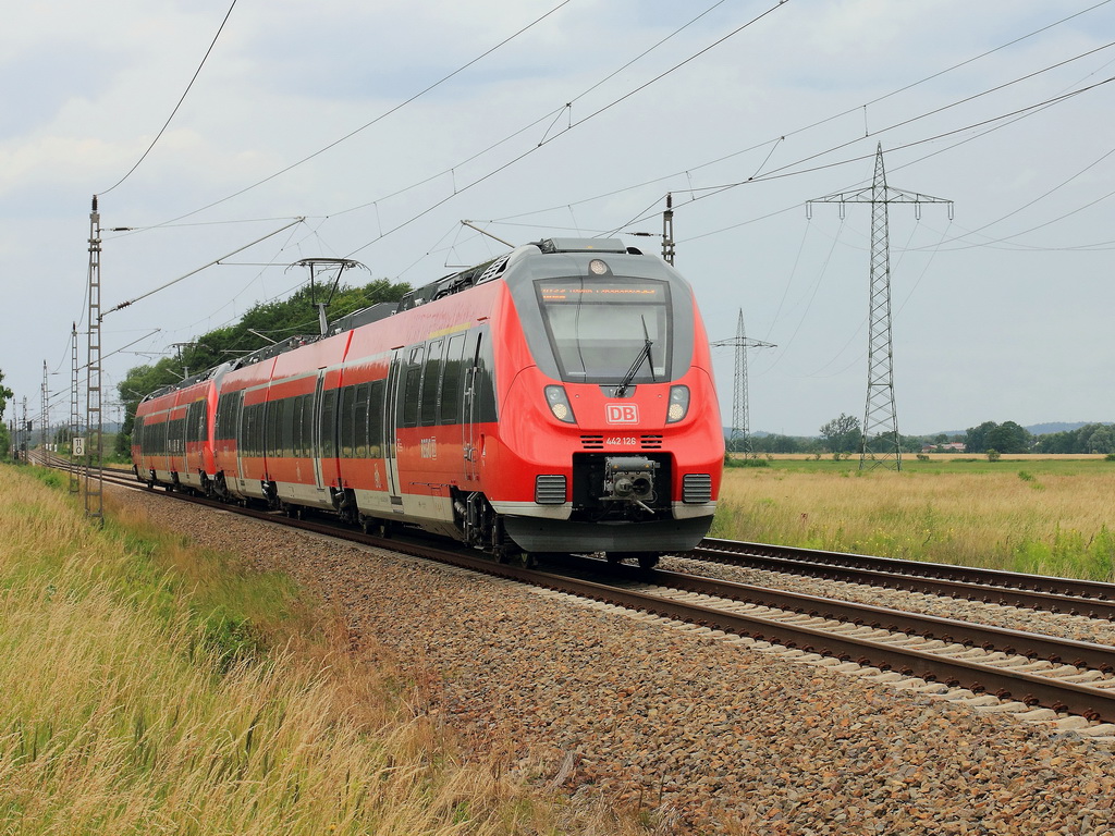 442 126 mit 442 629 als RB 22  (RB 28816) von Potsdam  Hauptbahnhof nach Berlin Sch�nefeld Flughafen passiert am 24. Juni 2012 den Ortsteil Ahrensdorf in Ludwigsfelde. 